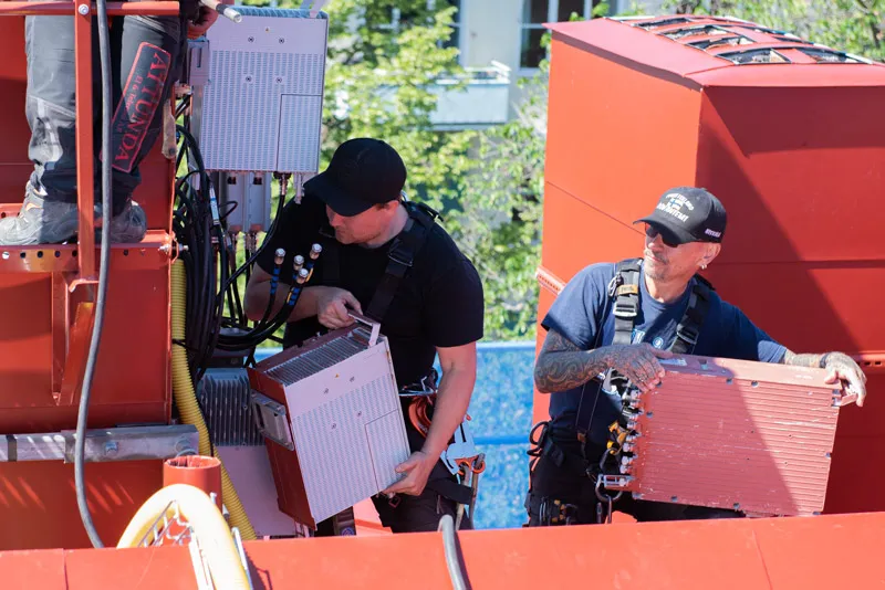 Telecomtekniker arbetar