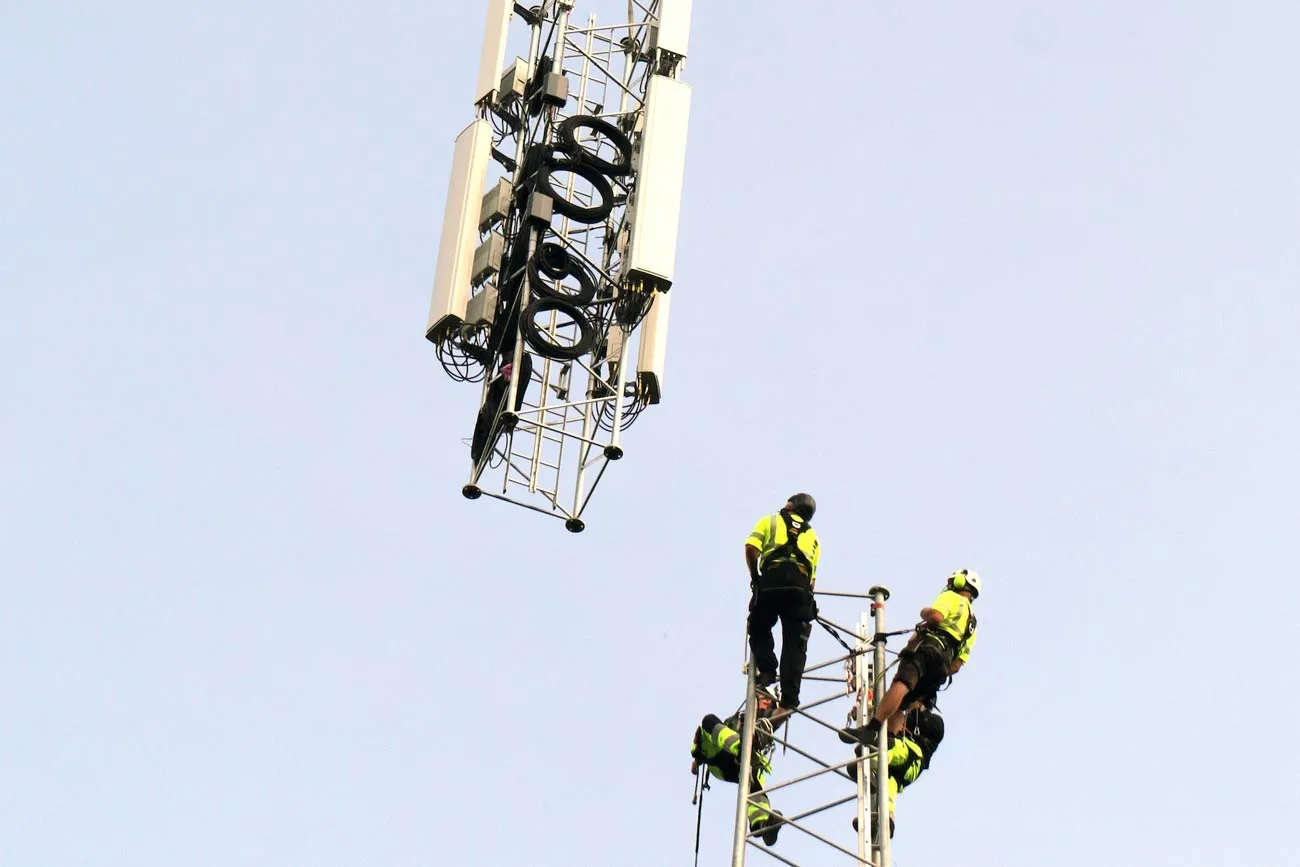 Attunda-team i arbete på hög telekommast