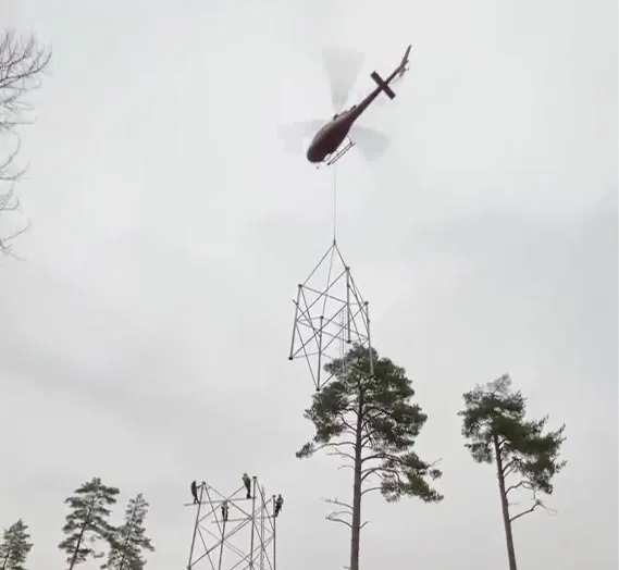 Helikopter lyfter mastsektion