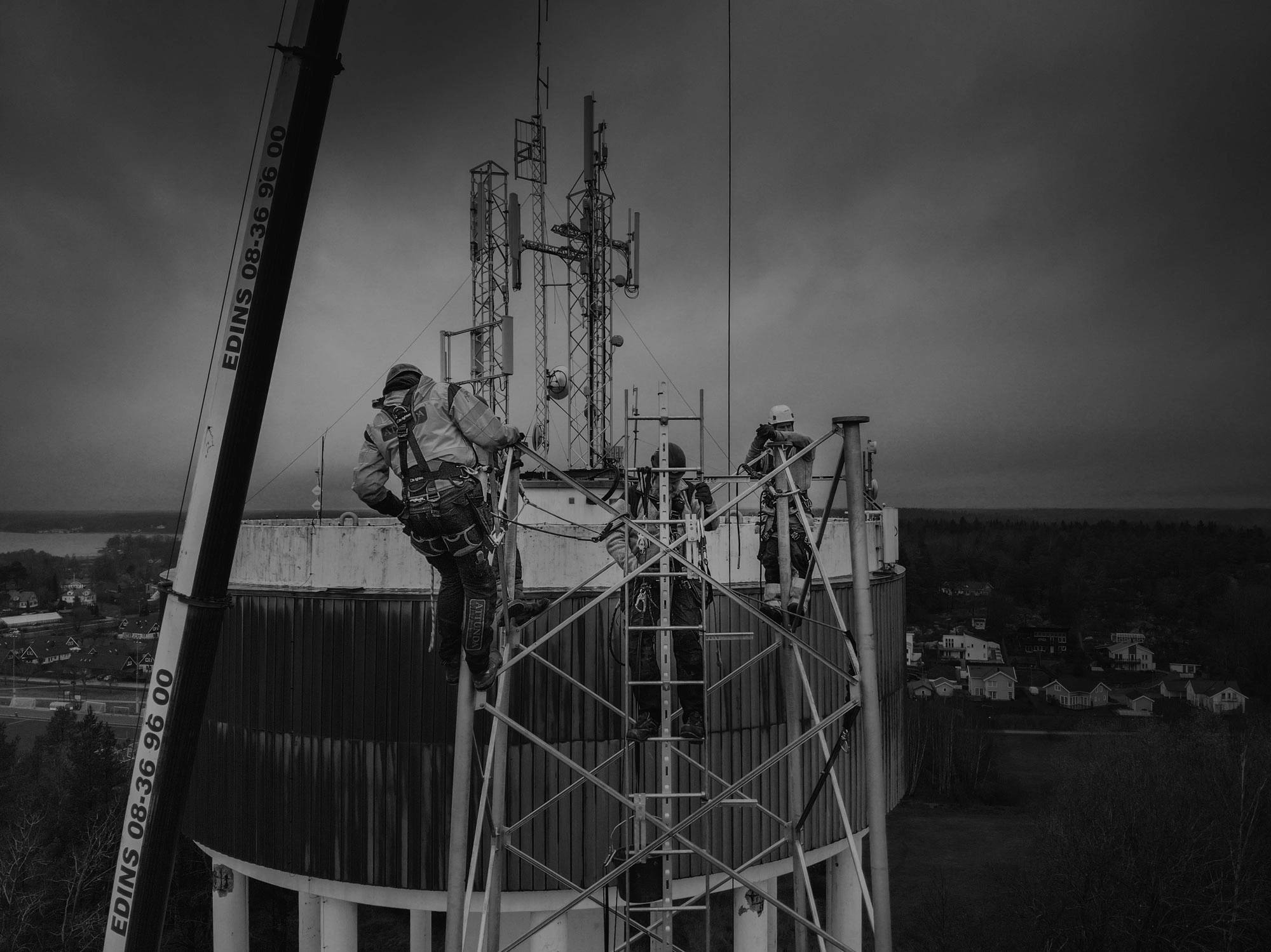 Attunda-tekniker installerar telecommast